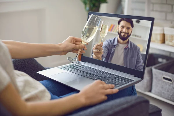Online çöpçatanlık servisi. Genç bir kadın, yakışıklı erkek arkadaşıyla webcam randevusunda şampanya içiyor. — Stok fotoğraf