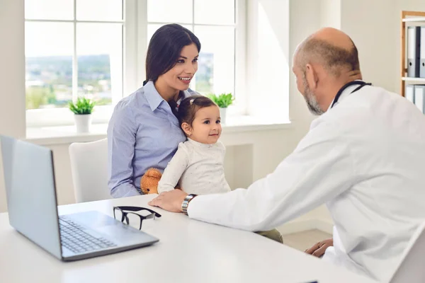 家族の医者の予約だ。女性と女の子訪問小児科医のために定期的にチェックアップ. — ストック写真