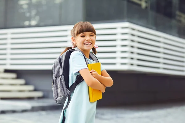 Écolière avec un sac à dos à la main va à l'école — Photo