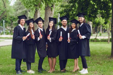 Bir grup mezun gülümsüyor