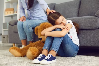 Sorun, ailedeki anne ve çocuk arasındaki ilişkidir. Çatışma konsepti. Öfkeli kızgınlık. Çocuk depresyonunu görmezden gelme..
