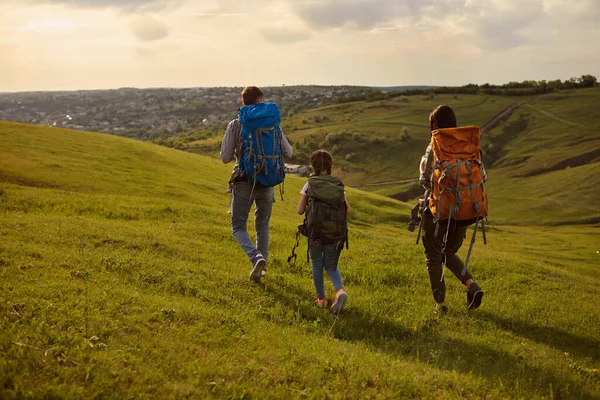 Rodinná turistika s batohy trekking v přírodě. — Stock fotografie