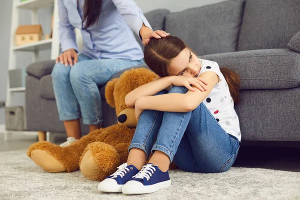 O problema é a relação entre mãe e filho na família. Conflitos conceito raiva ressentimento ignorar depressão infantil . — Fotografia de Stock