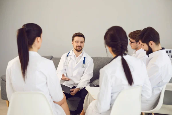 Ärztegruppe bei einem Treffen im Krankenhaus. Team von Fachärzten diskutiert Patientenbehandlung in Klinik — Stockfoto