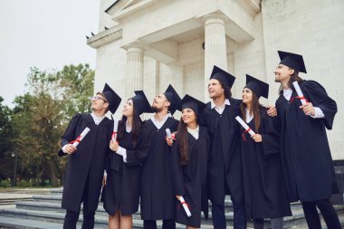 Bir grup mezun gülümsüyor