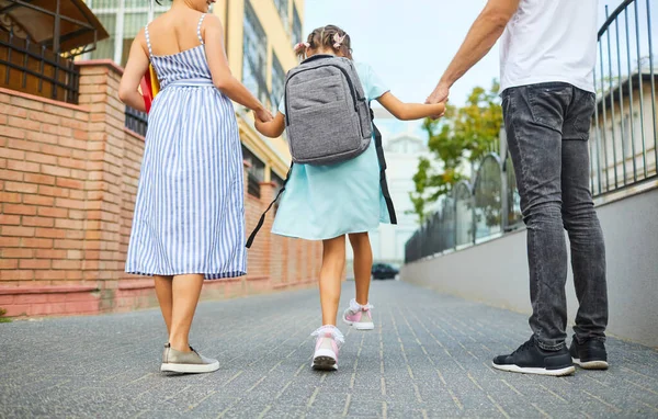 Famille et écolière avec un chemin de sac à dos à l'école — Photo