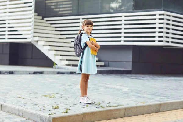 Écolière avec un sac à dos à la main va à l'école — Photo