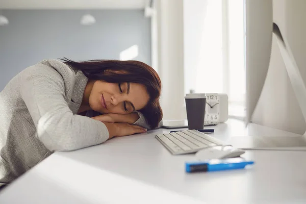 Trött affärskvinna ligger sovande på skrivbordet arbetsplatsen på kontoret. — Stockfoto