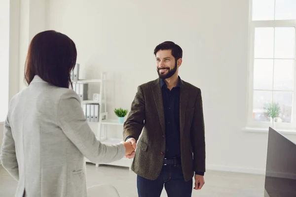 Sorridente formale uomo e donna incontro in ufficio — Foto Stock