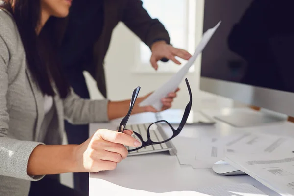 Hora de reunião dos empresários no escritório. Empresários discutem um projeto de startup . — Fotografia de Stock