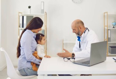 Tıp hastanesinde aile ziyaretçisi çocuk doktoru..