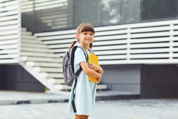 Écolière avec un sac à dos à la main va à l'école — Photo