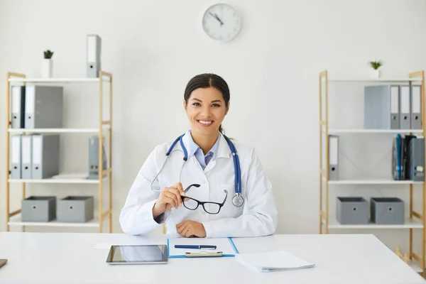 Médica fazendo consulta on-line ao cliente no hospital. Médico usando chat por vídeo para se comunicar com o paciente — Fotografia de Stock