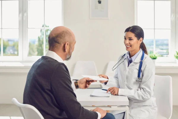 Homme âgé patient médecin visiteur à la clinique. — Photo