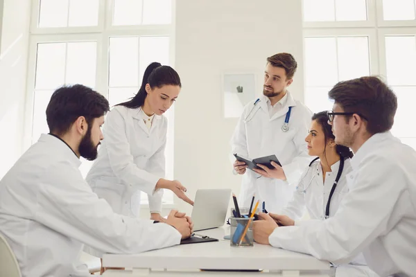 Gruppo di dottori in riunione in ospedale. Team di medici specialisti che discutono il trattamento del paziente in clinica — Foto Stock