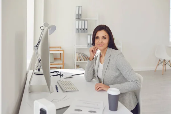 Operadora de centro de llamadas mujer con auriculares en la cabeza sentada en una computadora en el lugar de trabajo. Concept help desk Tienda de ayuda on-line — Foto de Stock