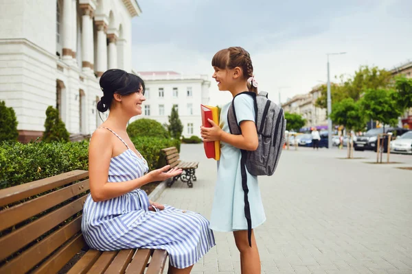 Famille et litle fille étudiante avec un chemin de sac à dos à l'école — Photo