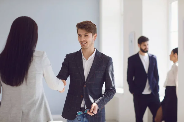 Gente de negocios dan un apretón de manos en una reunión un contrato exitoso en la oficina . — Foto de Stock