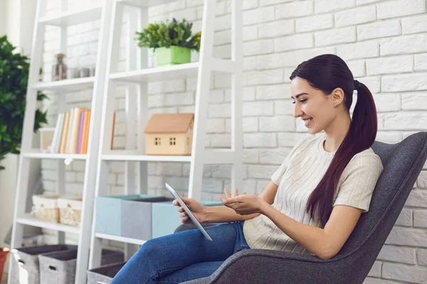 Junge Frau bei einer Videokonferenz per Tablet-Computer im Homeoffice. Online-Arbeit, Kommunikation und Bildung — Stockfoto