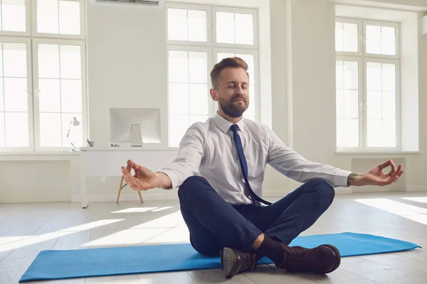 İş adamı ofisteki işyerinde meditasyon yapar.. — Stok fotoğraf