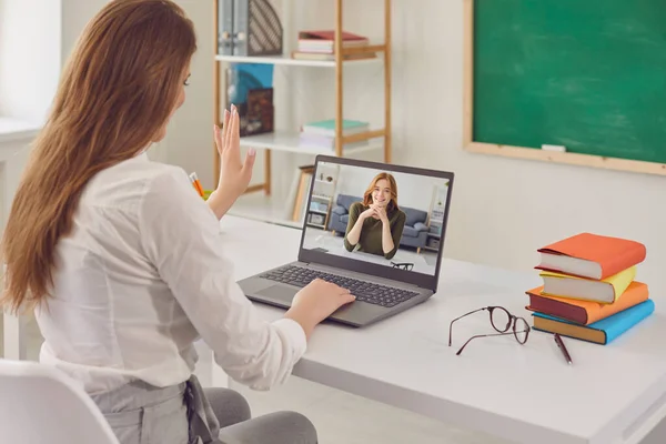 Онлайн-освіта. Вчитель розмовляє зі студентом, використовуючи веб-камеру ноутбука в класі . — стокове фото