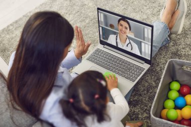 Aile doktoru hatta. Anne ve bebek doktoru selamlıyor. Evdeki doktora bir video mesajı var..