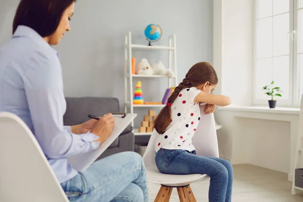 Menangis gadis pada kunjungan ke psikolog anak di kantor. Anak yang menderita gangguan mental dan psikoterapis di klinik — Stok Foto