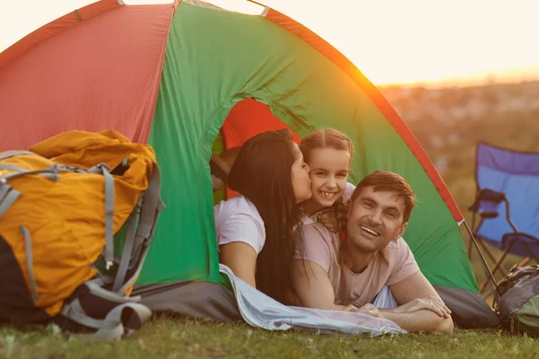 Šťastná rodina s dítětem na kempování výlet relaxační uvnitř stanu. — Stock fotografie