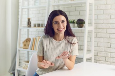 İnternette iletişim kuran ya da evden kameralı konferansa katılan genç bir kız. Mesafe çalışması, eğitim, iletişim