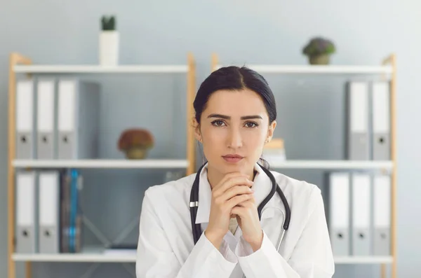 Médecin sérieux en uniforme médical à la clinique — Photo