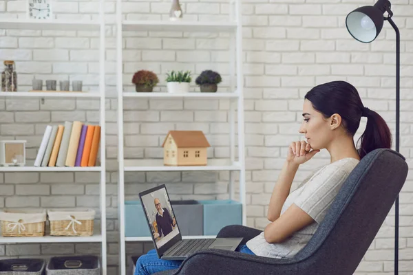 Junge Frau im Gespräch mit ihrem Chef, Freund oder Familie am Laptop zu Hause. Online-Kommunikation, Ausbildung oder Job — Stockfoto