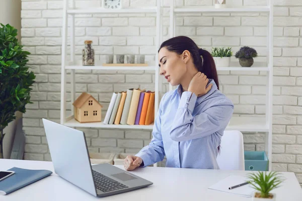 Nackenschmerzen. Büroarbeit. Überlastete junge Frau leidet unter Müdigkeit oder Nackenschmerzen am Arbeitsplatz. — Stockfoto