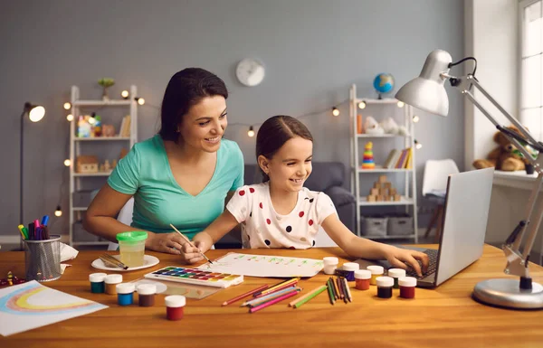 Educação online de crianças. Mãe e filha da pré-escola assistindo a uma chamada vídeo lição bate-papo curso criativo arte desenho usando lapott em casa. — Fotografia de Stock