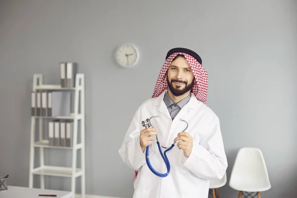 Лікар - педіатр арабського походження стоїть у білому офісі лікарні.. — стокове фото