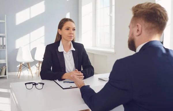 Abogada notaria mujer en una reunión con un cliente masculino en la oficina —  Fotos de Stock