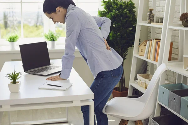 Πόνος στην πλάτη. Γυναίκα που υποφέρει από πόνο στην πλάτη στο χώρο εργασίας. — Φωτογραφία Αρχείου