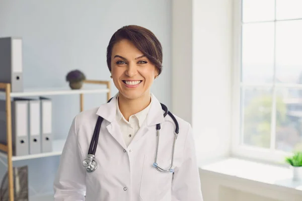 Una dottoressa che guarda la telecamera in ospedale. Medico che comunica con il cliente online, dando consulenza sul web — Foto Stock