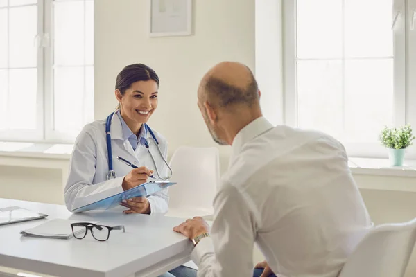 Arzt und Patient besuchen eine Klinik. Ärztliche Beratung im Spitalsbüro — Stockfoto
