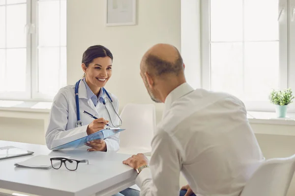 Visita al médico y al paciente a una clínica médica. Consulta médica en el consultorio del hospital — Foto de Stock