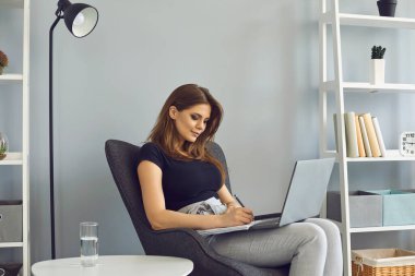 İş kadını patronla görüntülü görüşme yapıyor, evden internet üzerinden çalışıyor. Video dersine katılan öğrenci