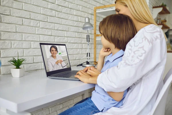 Medicina online. Mãe e filho se comunicando com pediatra no PC em casa. Criança e pai conversando com o médico na web — Fotografia de Stock