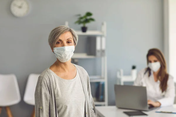 Woman senior in protective mask visit at clinic office. — Stock Photo, Image