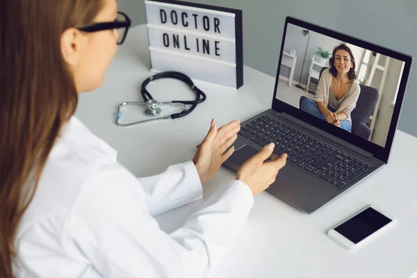 Consulenza medica online. Il paziente e il dottore stanno parlando con la conferenza web sul portatile da remoto. Concetto di clinica virtuale. — Foto Stock