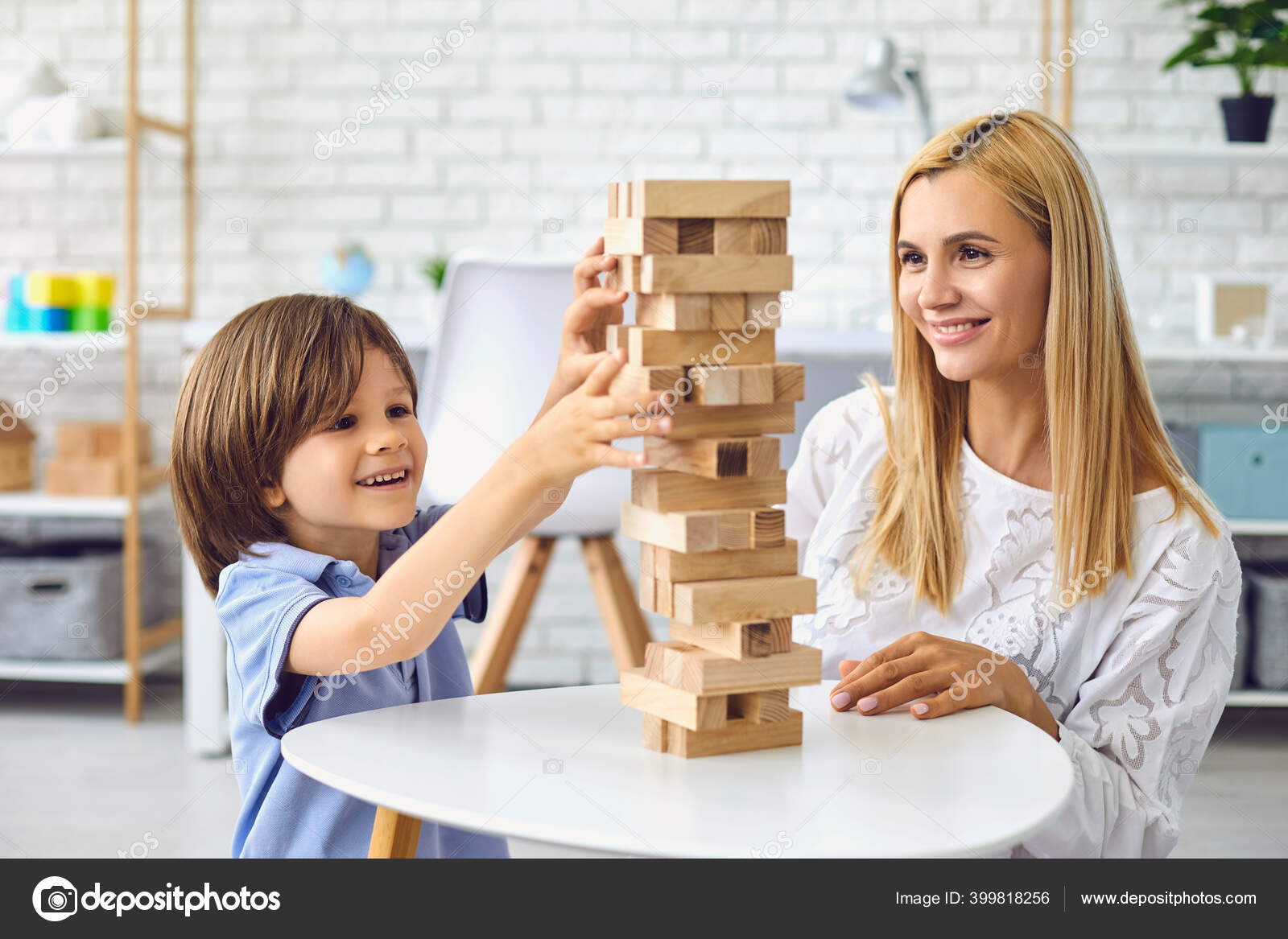 Jogo De Peças De Madeira Em Torre Foto de Stock - Imagem de