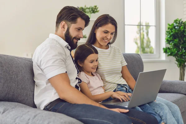 Szczęśliwa rodzina z laptopem robi zakupy online w sklepie internetowym zdalnie w domu. — Zdjęcie stockowe