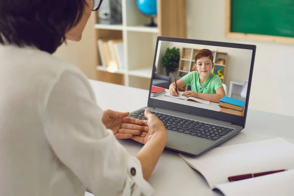 Educazione insegnamento di apprendimento online. L'insegnante insegna al bambino usando un computer per videoconferenze. Lezione di scuola virtuale — Foto Stock