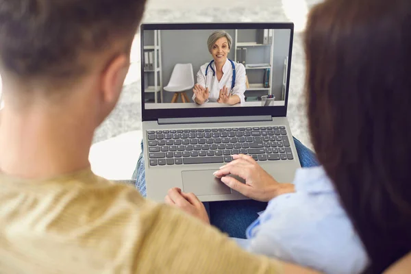 Online konzultáció az orvosokkal. Van egy videohívása orvosokkal, akik laptopot használnak a szobában.. — Stock Fotó