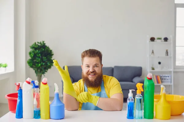 앞치마를 입고 웃는 행복 한 뚱뚱 한 남자가 집안의 방을 청소 한다. — 스톡 사진