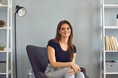 Mesafe, iletişim, eğitim. Evinden web kamerasında konuşan genç bir kadın. Blogger çevrimiçi yayın