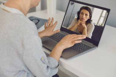Çevrimiçi öğrenim, eğitim, iş. Laptop ekranındaki bir kadın çalışmak ve çalışmak için internetten iletişim kuruyor..